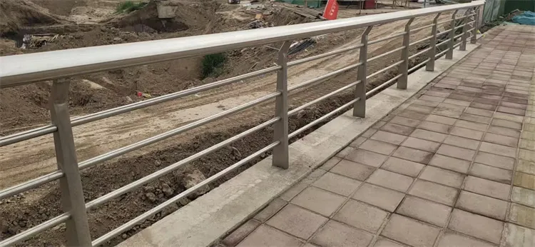 目前灯光护栏生产成本仍在高位